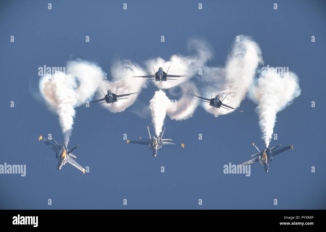 181028-N-UK306-1698 Jacksonville, en Floride (oct. 28, 2018) l'Escadron de démonstration en vol de l'US Navy, le Blue Angels pilotes accomplissent la Croix de rupture de boucle pendant une manifestation à l'Air Show at JAX NAS Naval Air Station Jacksonville. Les Anges bleus sont tenues de remplir plus de 60 manifestations à plus de 30 endroits à travers les États-Unis et le Canada en 2018. (U.S. Photo par marine Spécialiste de la communication de masse 2e classe Timothy Schumaker/libérés) Banque D'Images