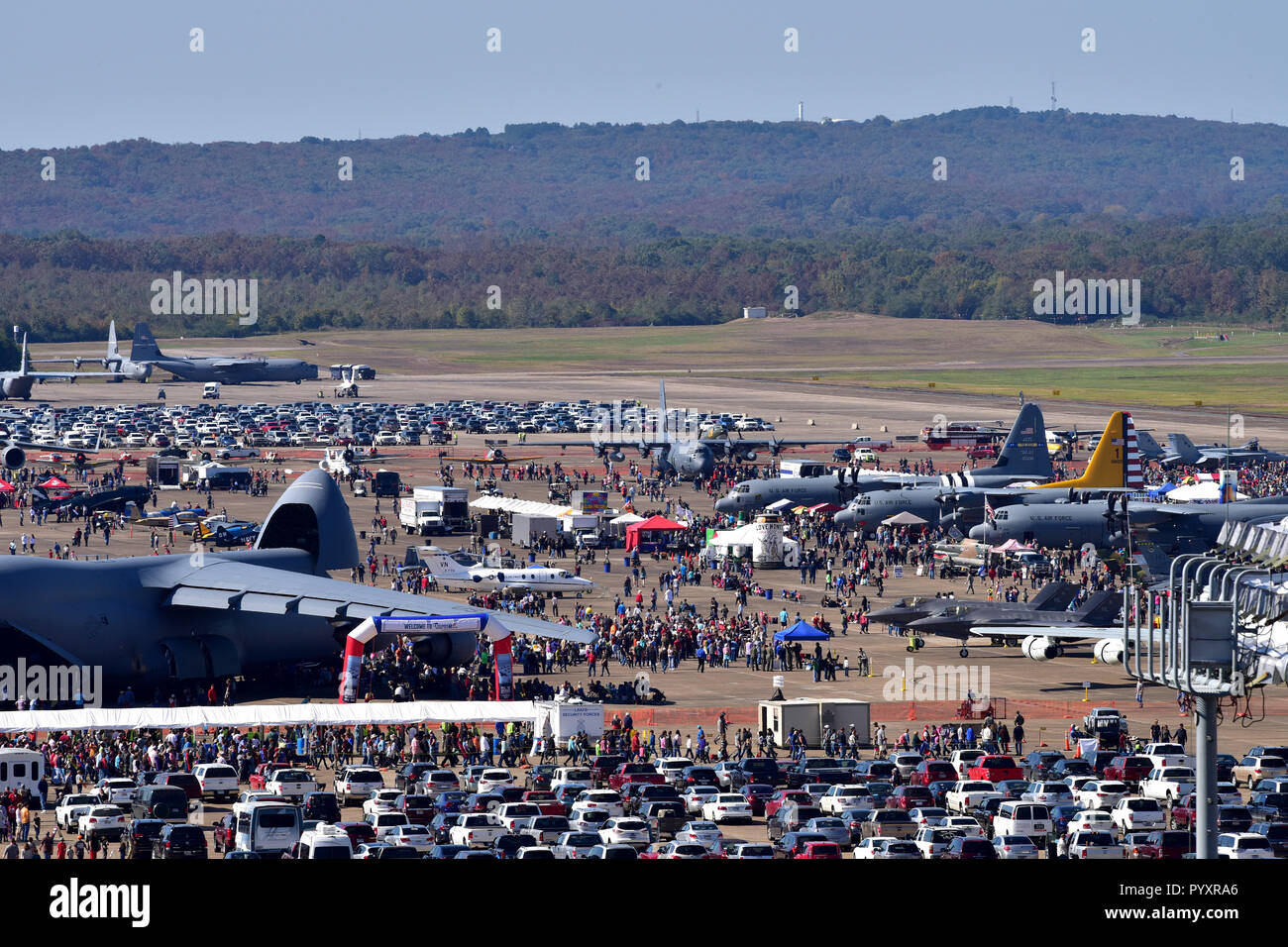 Des milliers de clients ont visité le jour d'ouverture au cours de la Thunder sur l'air et de l'espace Rock Show à la base aérienne de Little Rock, Arkansas, Octobre 27, 2018. Le spectacle aérien a présenté d'autres démonstrations aériennes telles que l'armée américaine Golden Knights et la U.S. Air Force Thunderbirds. (U.S. Photo de l'Armée de l'air par le sergent. Jeremy McGuffin) Banque D'Images