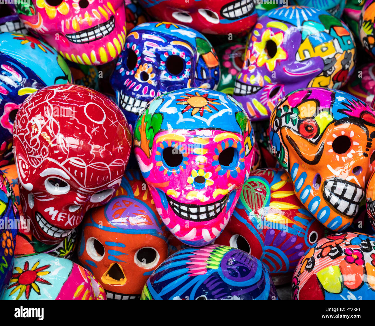 Crânes en céramique pour célébrer le Jour des Morts de Michoacan, au Mexique. Banque D'Images