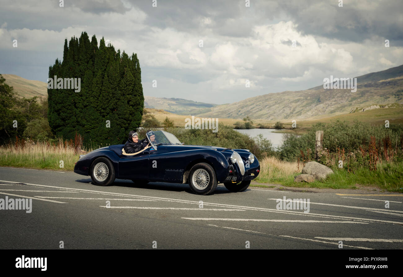 Jaguar XK120 noir dans le Parc National de Snowdonia Banque D'Images