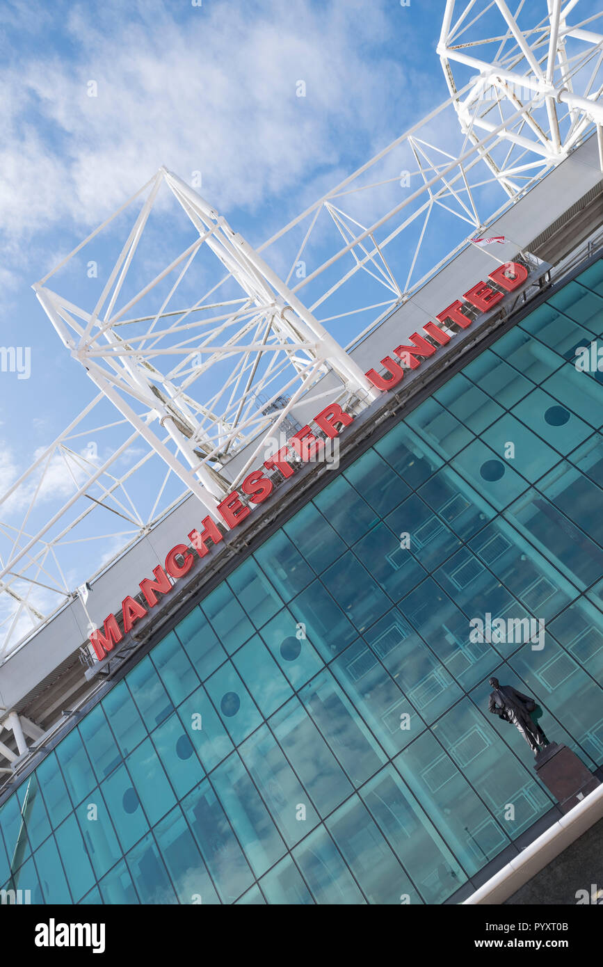 Statue de Sir Matt Busby à Old Trafford, Manchester United Football / Soccer Stadium. Manchester, Angleterre. Banque D'Images