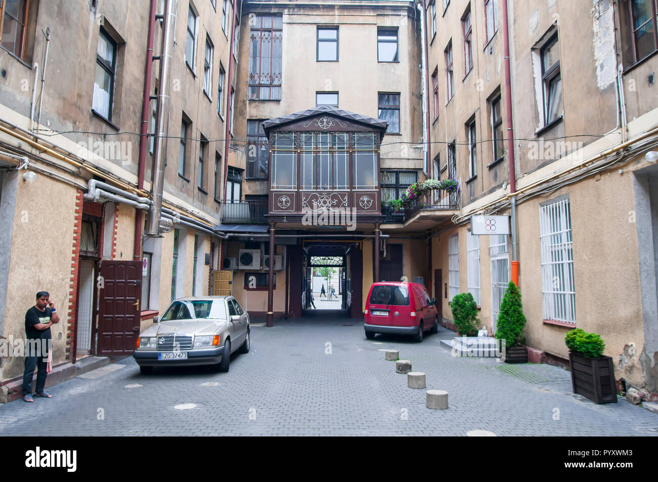 Lodz, Pologne, juillet 2018. Cour intérieure, de cour à partir de la rue Piotrkowska, dans le centre-ville. Banque D'Images