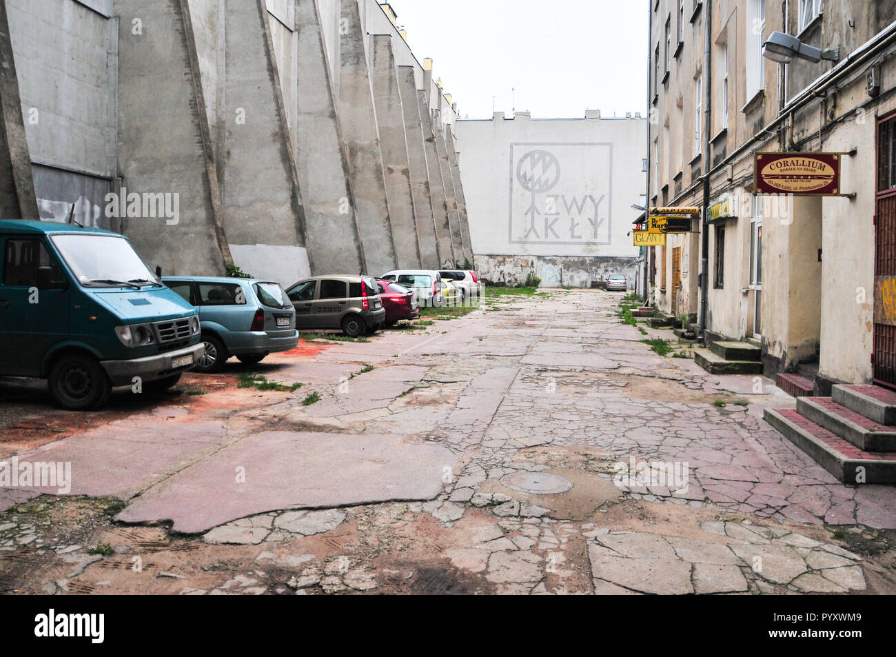 Lodz, Pologne, juillet 2018. Cour intérieure, de cour à partir de la rue Piotrkowska, dans le centre-ville. Banque D'Images