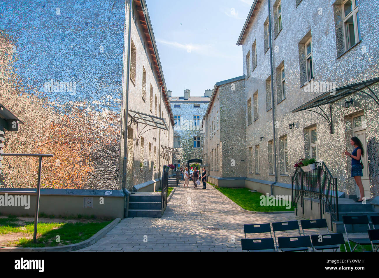 Lodz, Pologne, juillet 2018. Pasaz rozy (Rosa's Passage) faite par Joanna Rajkowska, elle a couvert les murs de bâtiments dans l'une des cours intérieures de Łódź avec de petits morceaux de miroirs. Banque D'Images