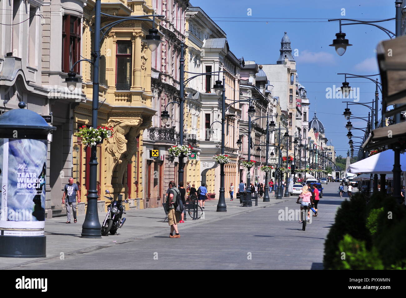 Lodz, Pologne, juillet 2018. Célèbre rue Piotrkowska au coeur de la ville de Lodz. Banque D'Images