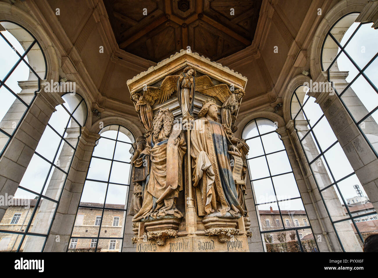 Dijon (centre-est de la France) : le puits de Moïse, dans l'ancien monastère de la Chartreuse de Champmol, un monument sculpté par Claus Sluter à la fin o Banque D'Images