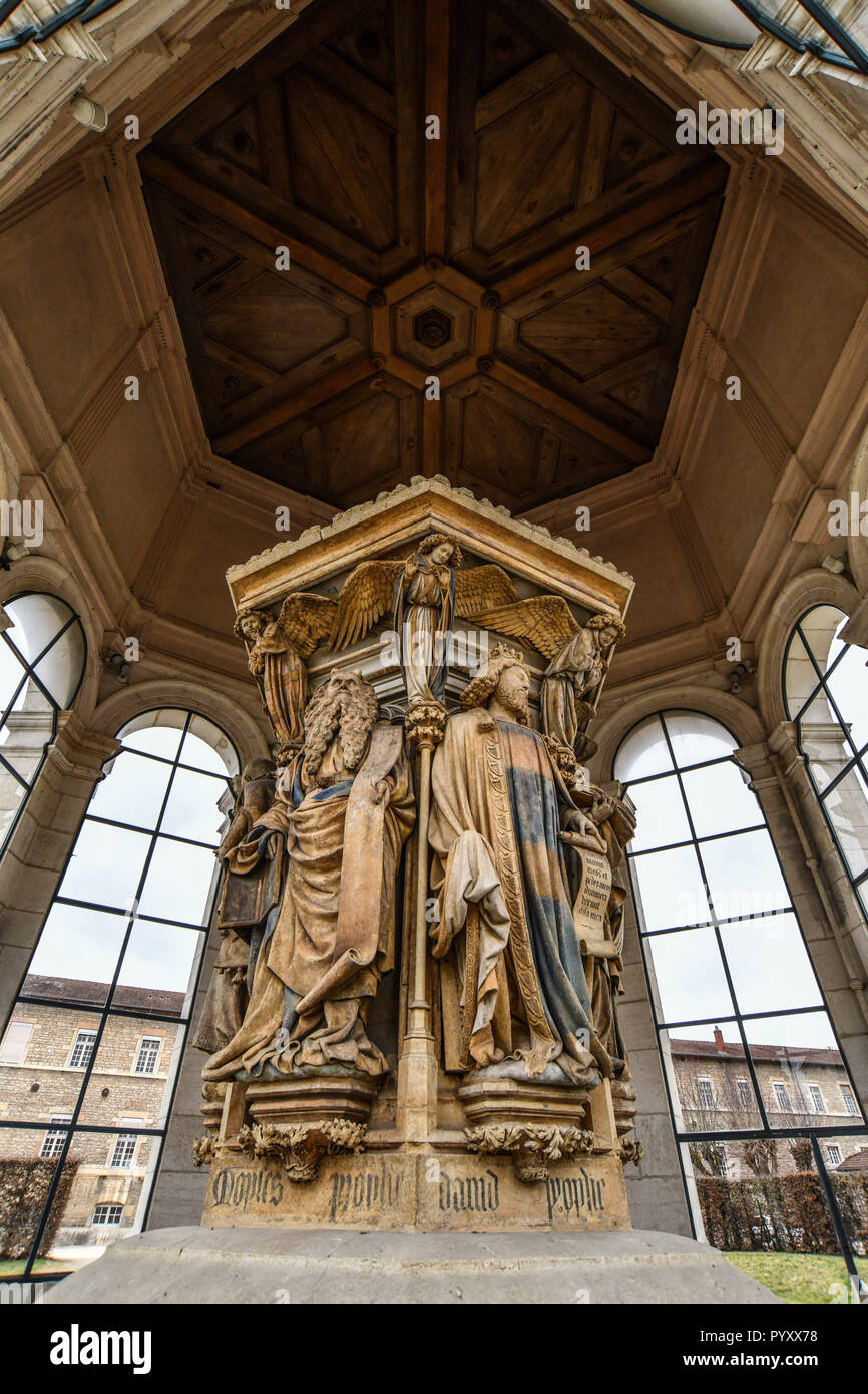 Dijon (centre-est de la France) : le puits de Moïse, dans l'ancien monastère de la Chartreuse de Champmol, un monument sculpté par Claus Sluter à la fin o Banque D'Images