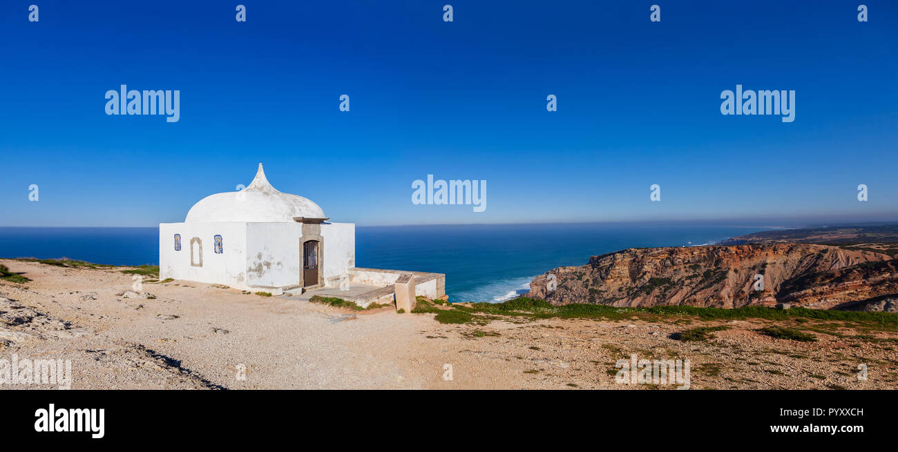 Ermida da Memoria ou ermitage de la mémoire dans l'église de Nossa Senhora do Cabo ou Pedra Mua Sanctuaire. Espichel Cap et l'océan Atlantique. Sesimbra, Portugal Banque D'Images