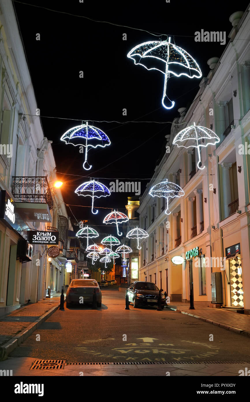 Parapluies lumineux de nuit Yalta Banque D'Images