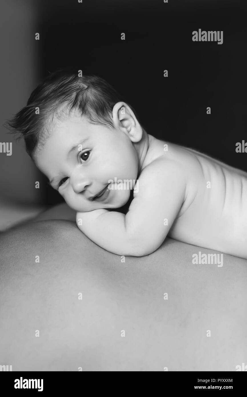Portrait Noir Et Blanc De Petit Bebe Garcon Portant Sur Le Pere De Retour Photo Stock Alamy Portrait Noir Et Blanc De Petit Bebe Garcon Portant Sur Le Pere De Retour Photo Stock Alamy