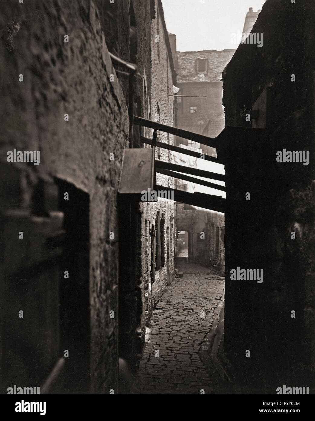 A proximité, Numéro 83 High Street, Glasgow, Écosse dans les années 1870. Photographie de l'ancienne ferme et les rues de Glasgow, par le photographe écossais Thomas Annan 1829-1887. Banque D'Images