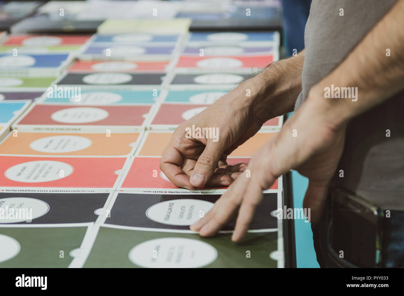 Paris, France - 09 octobre 2018 : le choix d'un livre à la Foire du livre d'Eskisehir Banque D'Images