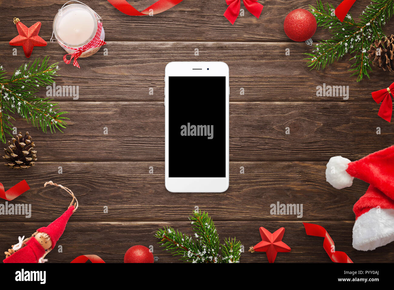 Smart phone immersive entouré de décorations de Noël sur la table en bois. Vue supérieure de la scène. Banque D'Images