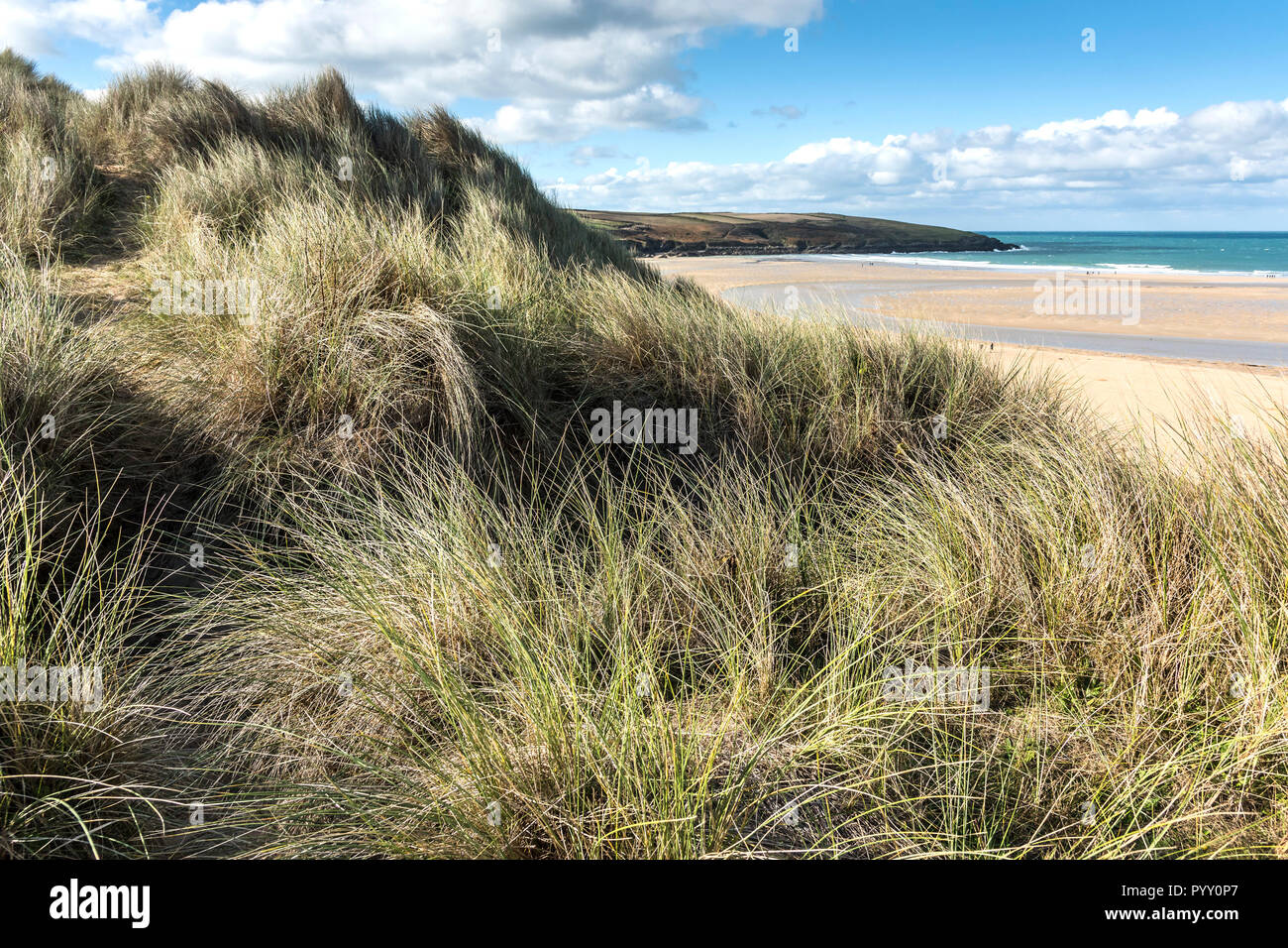 Une vue sur la plage de Crantock depuis le haut de la dune de sable à Newquay système à Cornwall. Banque D'Images