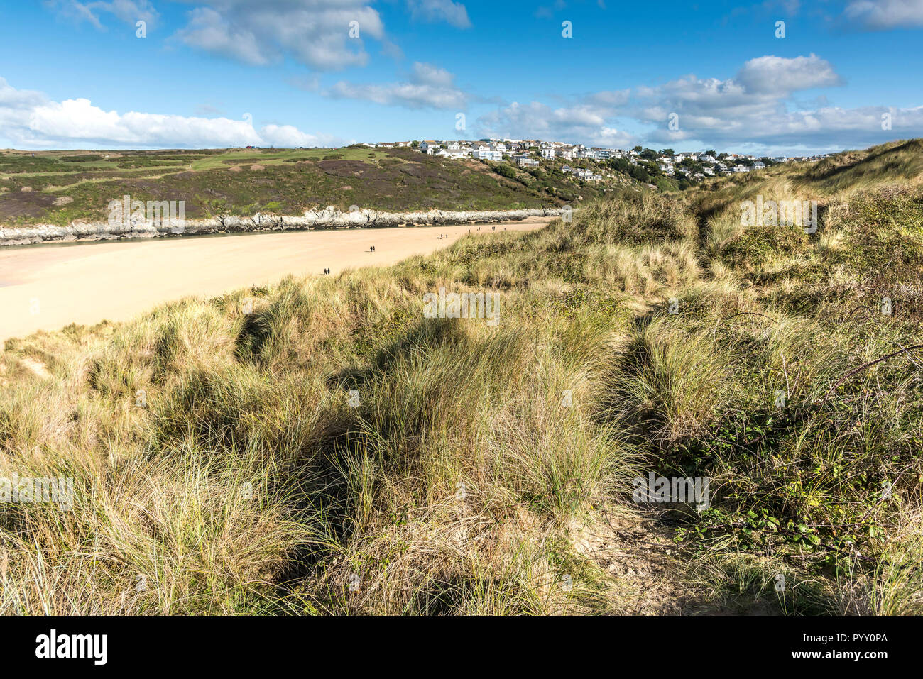 Une vue sur la plage de Crantock depuis le haut de la dune de sable à Newquay système à Cornwall. Banque D'Images