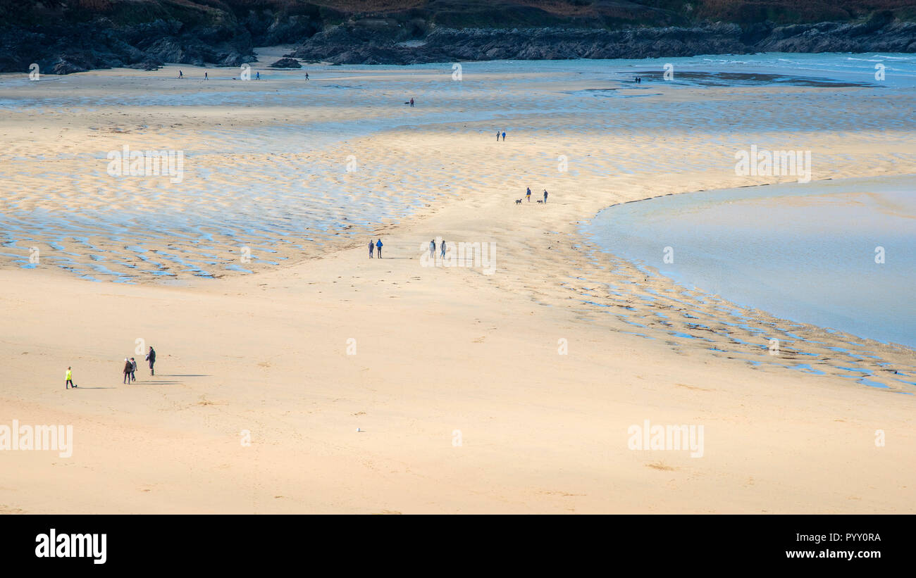 Vus de loin, les gens marcher sur plage de Crantock en Newquay en Cornouailles. Banque D'Images