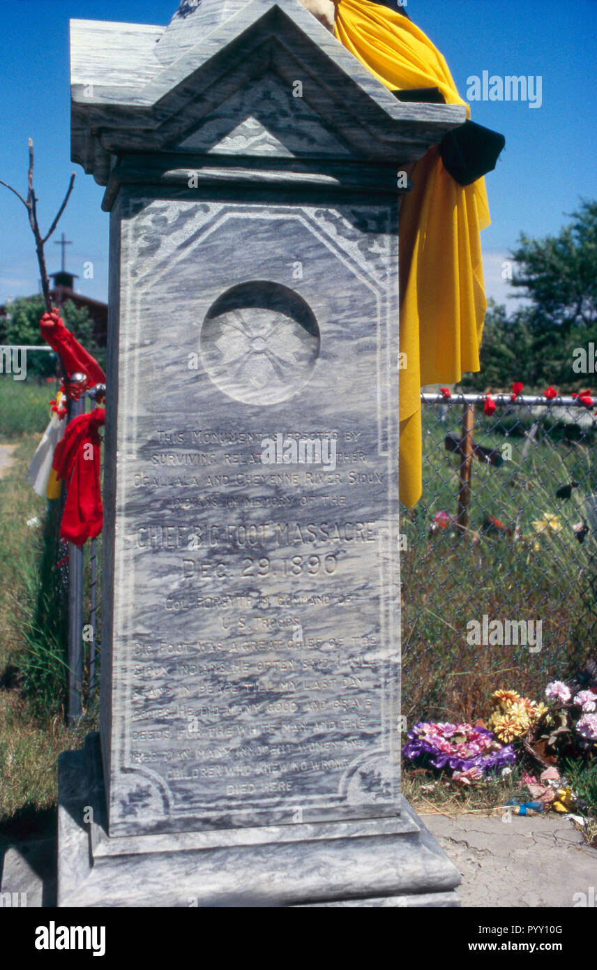 Une pierre tombale pour les victimes du Massacre de Wounded Knee, réserve sioux de Pine Ridge, Dakota du Sud. Photographie Banque D'Images