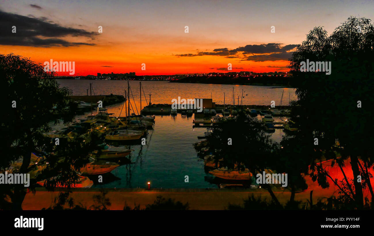 Soleil sur Cabot Roig port près de Torrevieja Espagne Banque D'Images