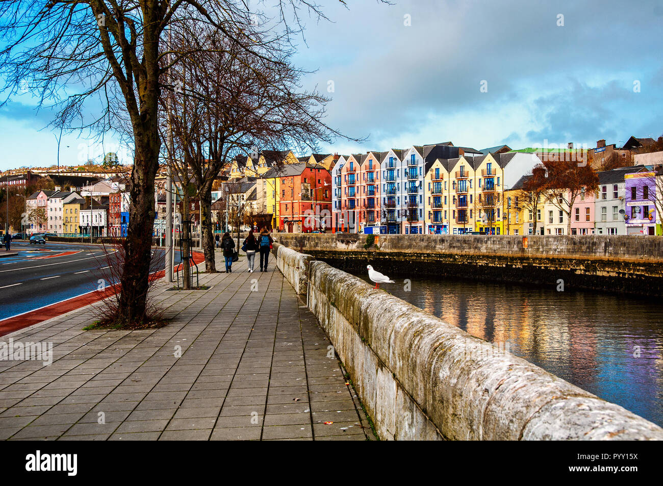 Bord de la rivière Lee, à Cork, Irlande du centre-ville, avec ses boutiques, bars et restaurants. Les gens qui marchent dans la rue de la troisième plus grande ville de cou Banque D'Images