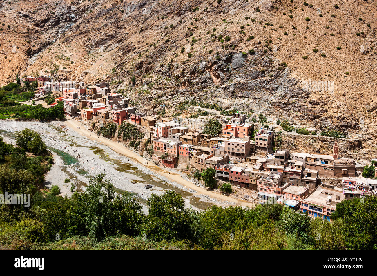 Petit village typiquement berbère dans les montagnes, le Maroc Banque D'Images