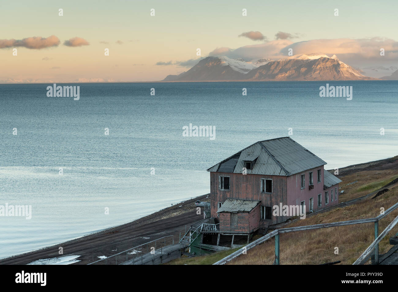 Vacant, bâtiment résidentiel délabré à l'aube, règlement des mineurs russes Barentsburg, Isfjorden, Spitsbergen, Svalbard Banque D'Images