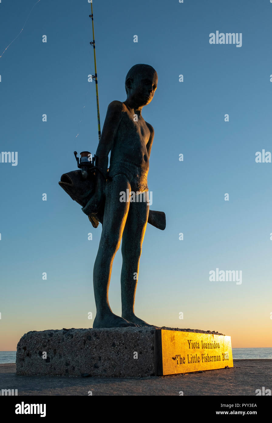 Le petit pêcheur"- une sculpture en bronze d'un jeune garçon et un gros poisson, par l'artiste Anna Maria Ioannidou, Paphos. Banque D'Images