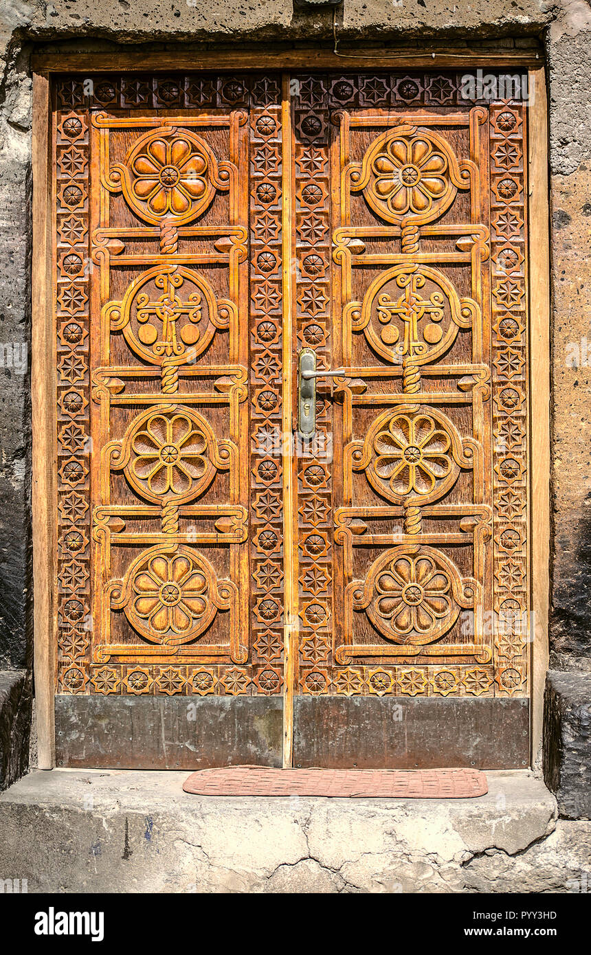 Ashtarak, Arménie, 19 février 2018,entrée:porte de bois sculpté avec éléments de décoration ethnique dans l'église de St.Marin dans la ville d'Ashtarak Banque D'Images