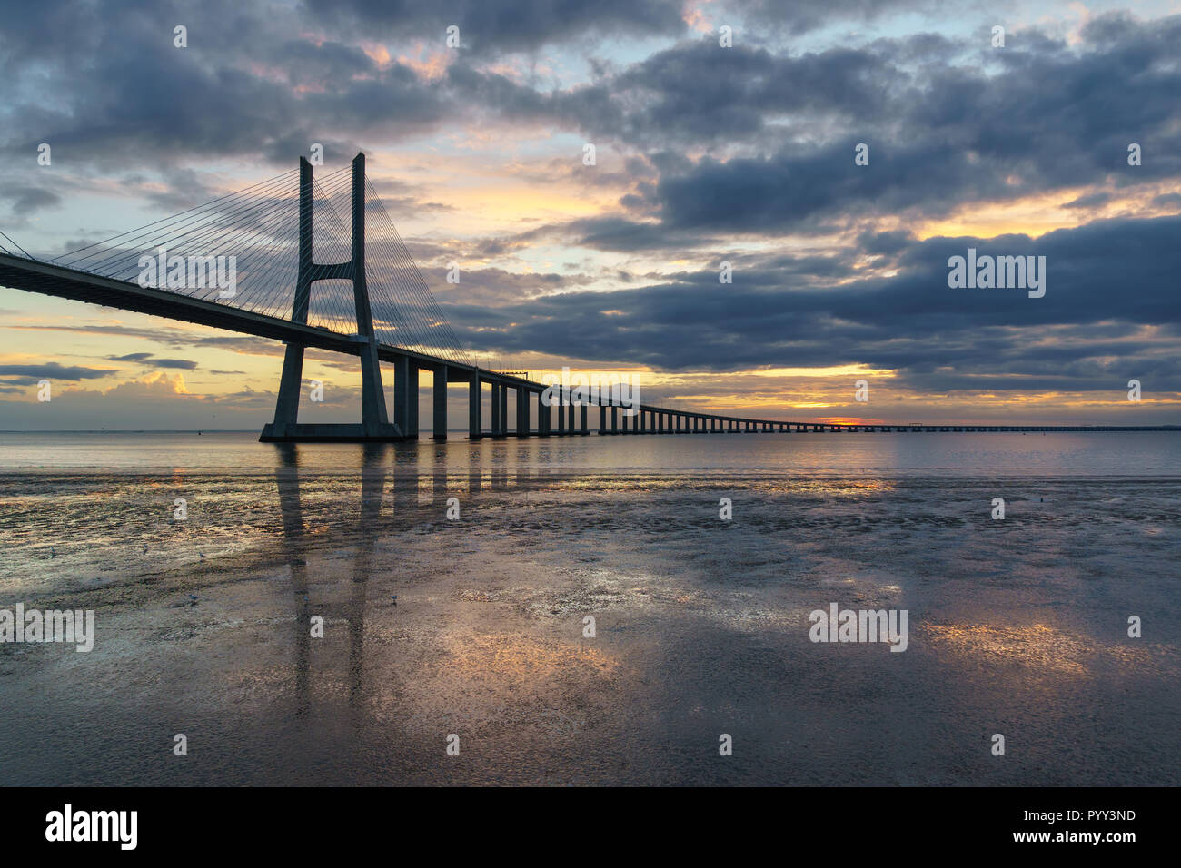 Pont Vasco da Gama paysage au lever du soleil. L'un des plus longs ponts du monde. Lisbonne est une destination touristique extraordinaire parce que sa lumière, ses mo Banque D'Images