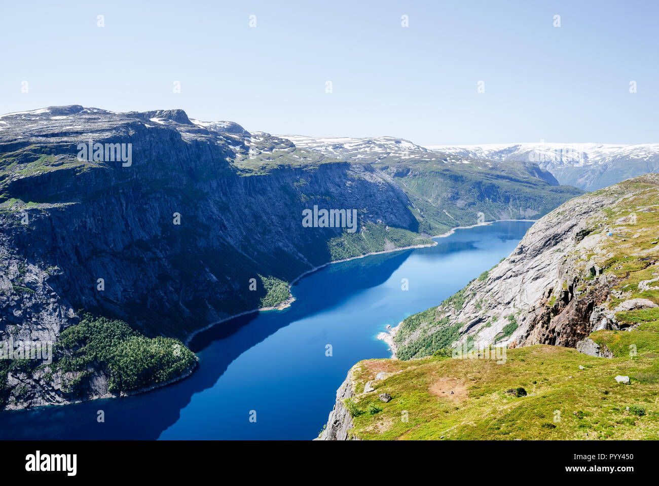 Ringedalsvatnet - Blue Lake en Norvège. Vue de Trolltunga trail. Paysage norvégien par temps ensoleillé Banque D'Images