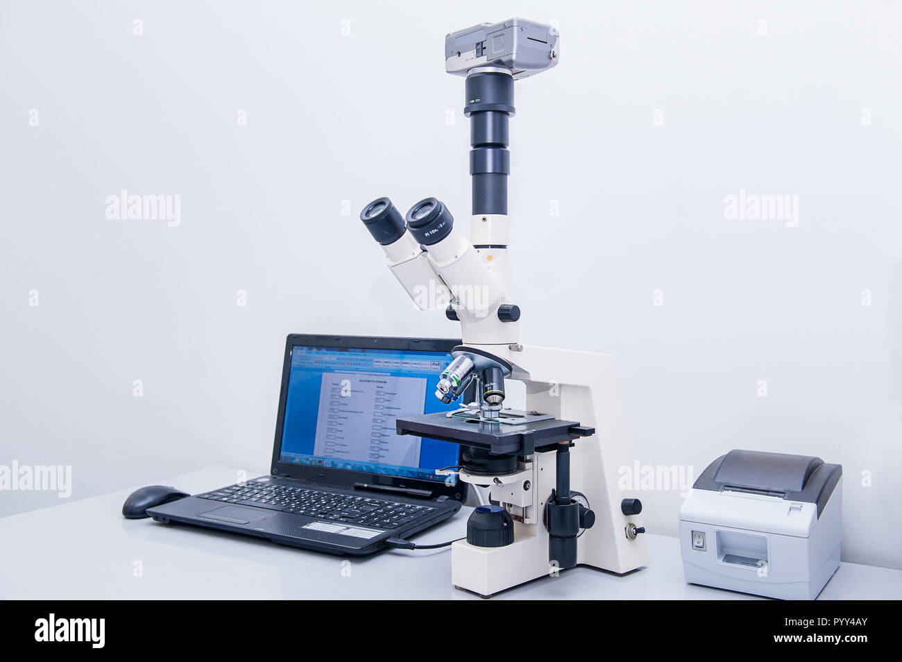 Microscope moderne équipé d'un appareil photo numérique et ordinateur en laboratoire clinique. Selective focus Banque D'Images