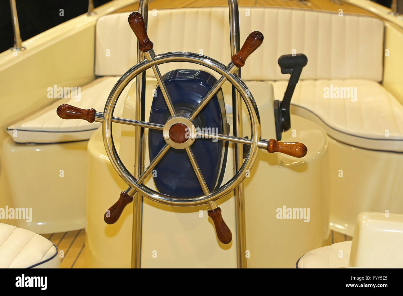 Bateau à roue style rétro bateau beige Banque D'Images
