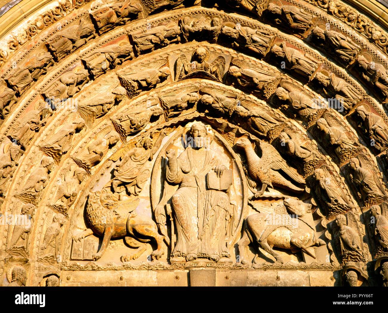 Cathédrale d'Angers. Maine et Loire, France. Détail de la sculpture sur pierre au-dessus de porte d'entrée principale. Lumière du soir Banque D'Images