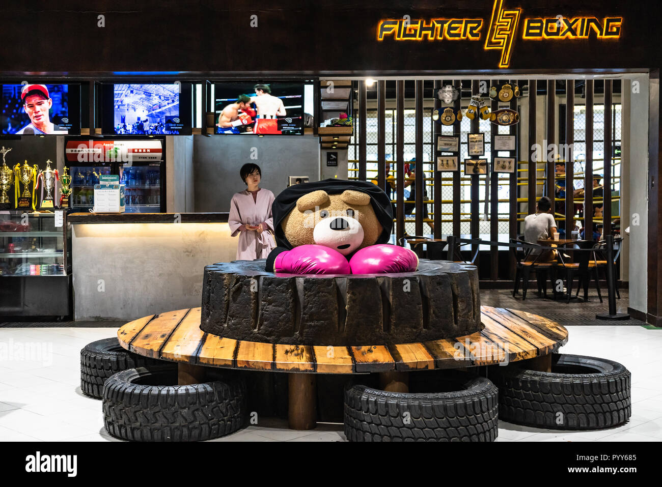 Boxing gym en Chine, mascot avec des gants de boxe Banque D'Images