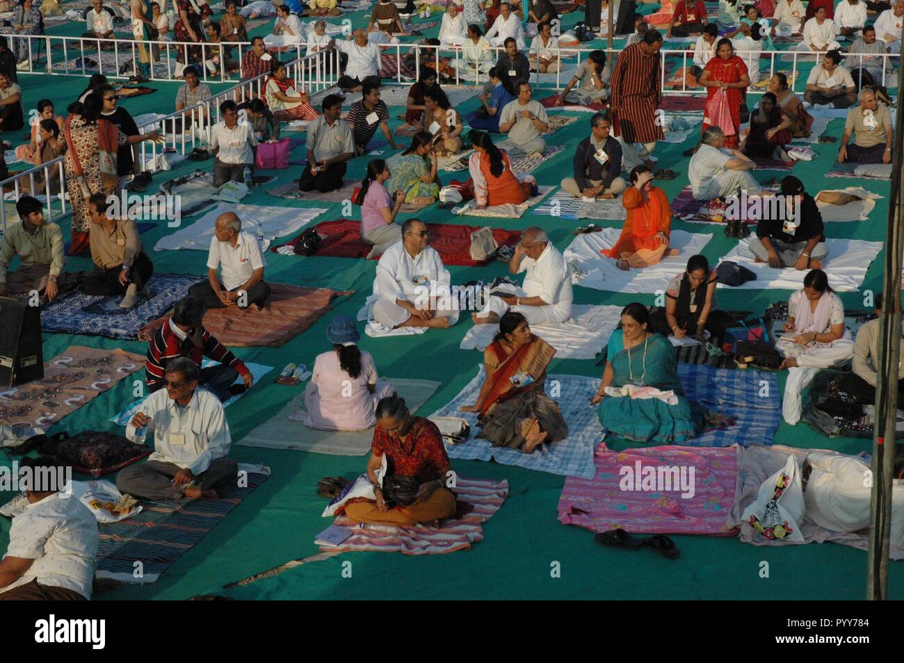 Les gens à Baba Ramdev yoga camp, Bandra Kurla Complex, Mumbai, Maharashtra, Inde, Asie Banque D'Images