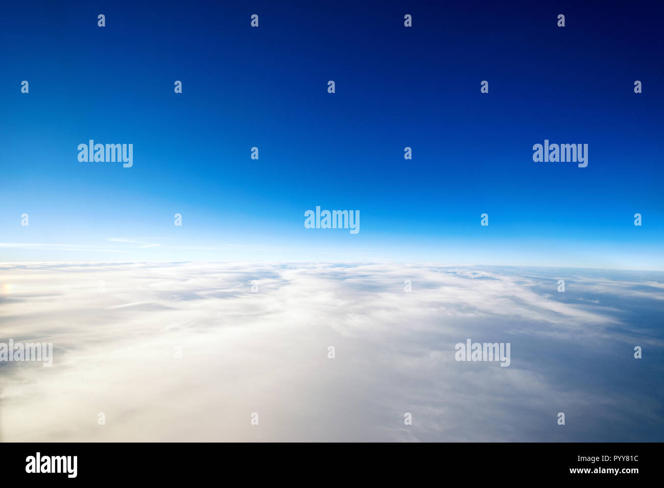 De beaux nuages blancs. Banque D'Images