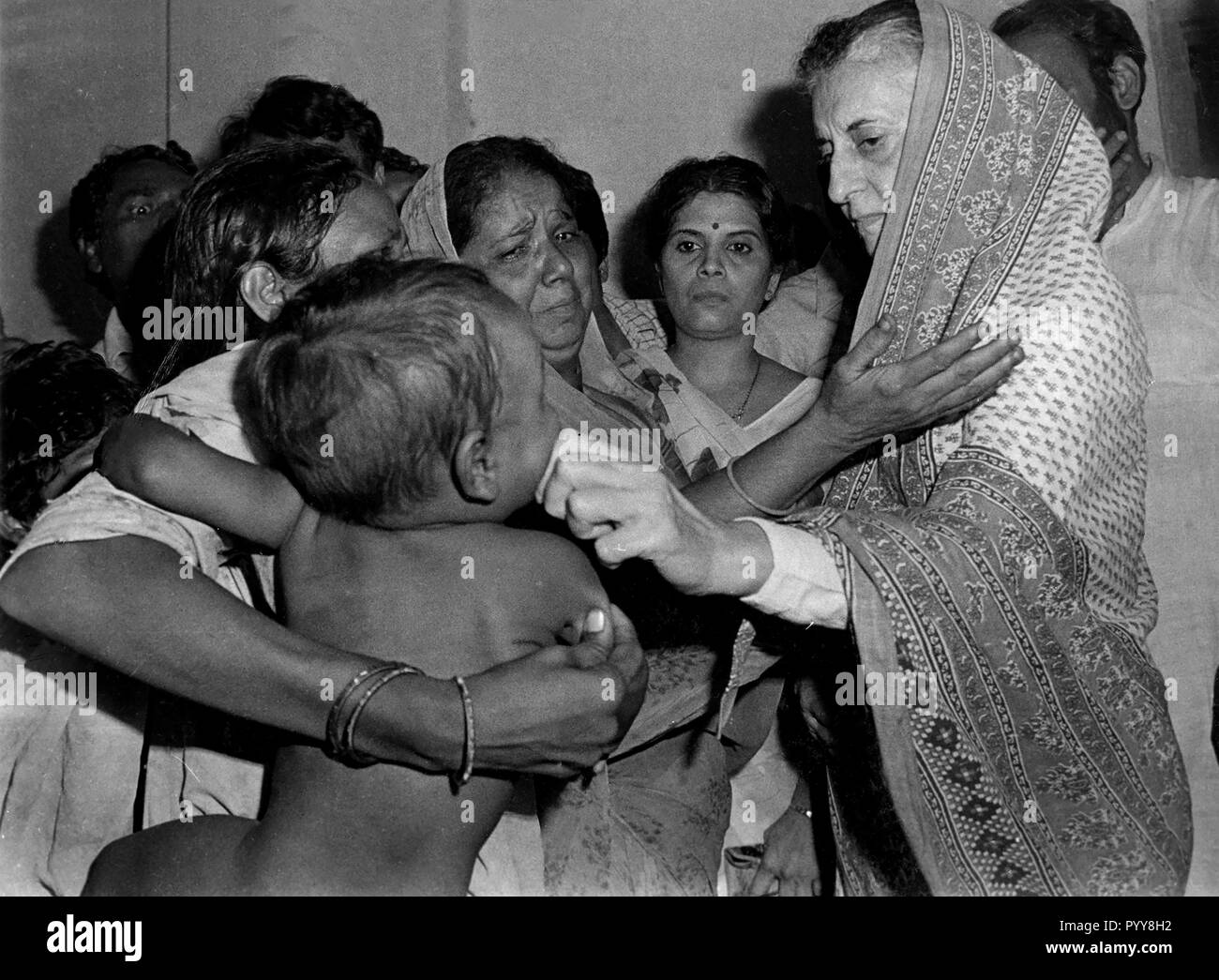 Un enfant caresse d'Indira Gandhi, Inde, Asie, 1970 Banque D'Images