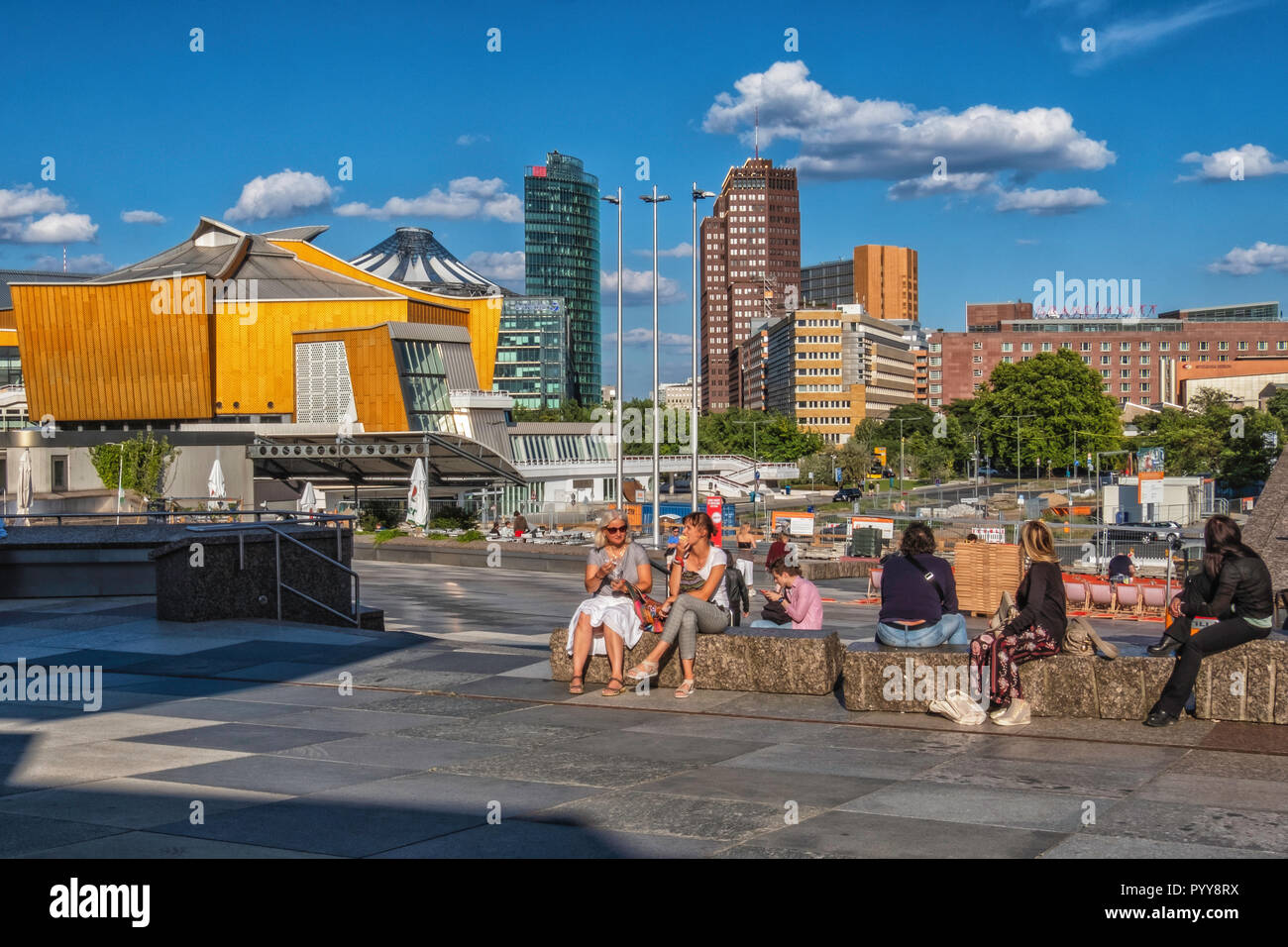 Berlin-Mitte, Berlin Philharmonic concert hall et bâtiments modernes skyscaper à Potsdamer Platz Banque D'Images