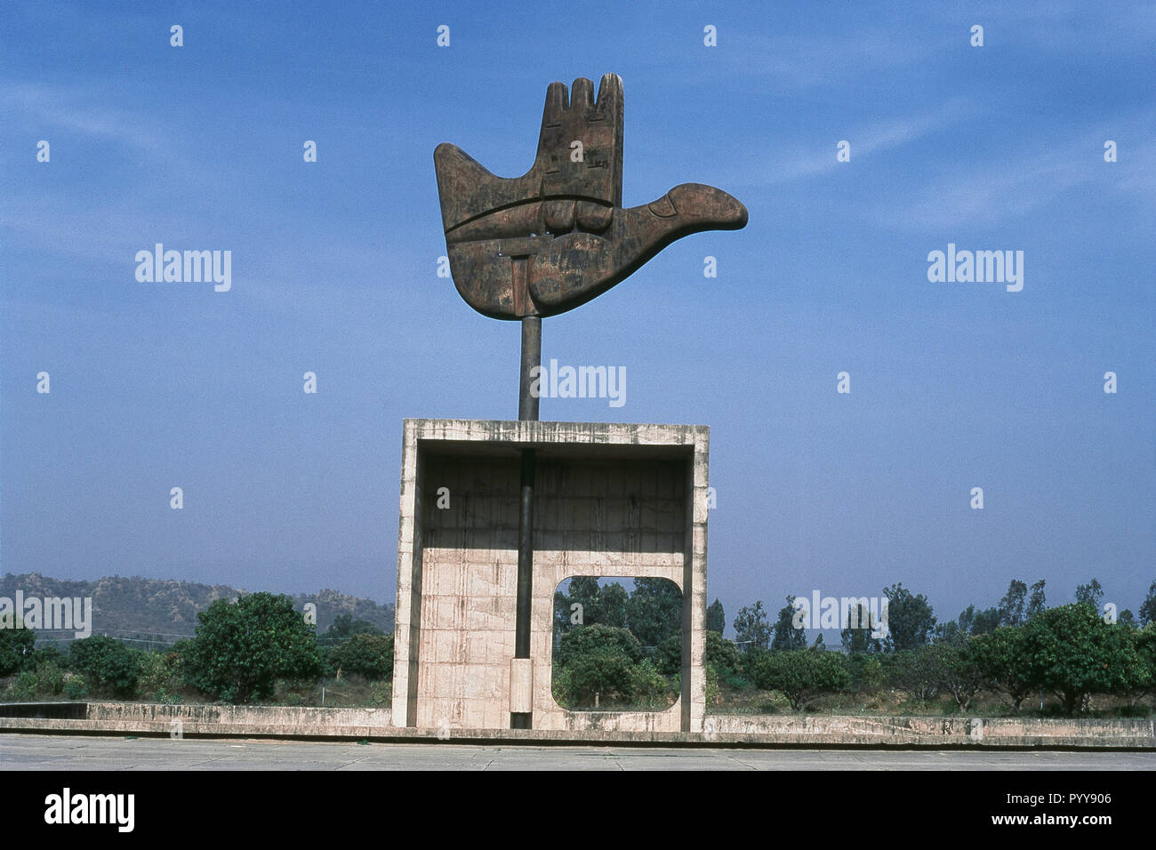 Symbole de la ville, Monument à main ouverte, complexe de la capitale, Chandigarh, territoire de l'Union, Inde, Asie Banque D'Images Symbole de la ville, Monument à main ouverte, complexe de la capitale, Chandigarh, territoire de l'Union, Inde, Asie Banque D'Images