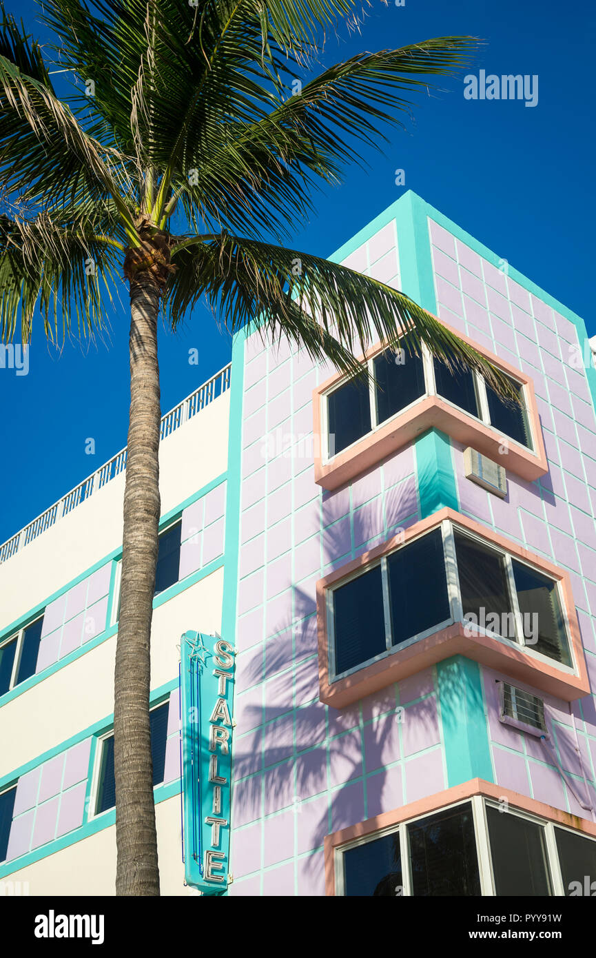 Palmiers souffle en face de l'architecture de style Art déco à South Beach, Miami, Floride, USA Banque D'Images