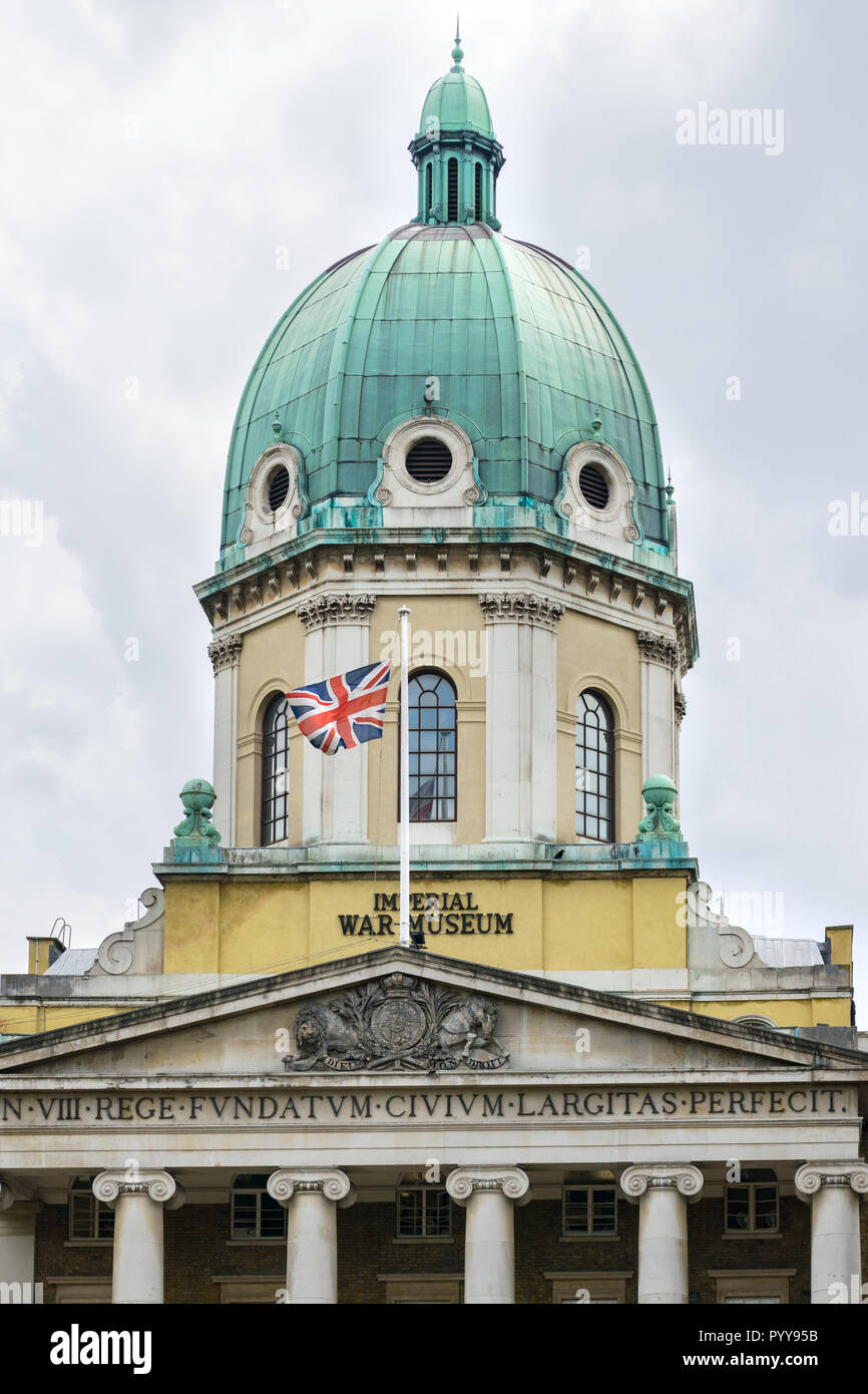 Vue extérieure de l'Imperial War Museum sur Lambeth Road, Southwark, London, UK Banque D'Images