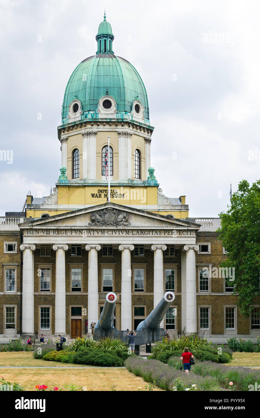 Vue extérieure de l'Imperial War Museum à 15 pouces des canons navals en premier plan, Lambeth Road, Southwark, London, UK Banque D'Images