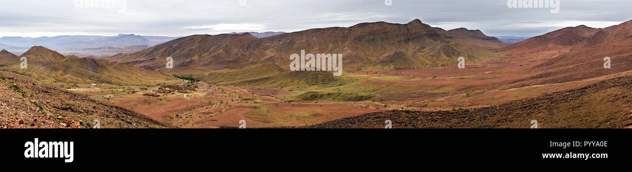 Panorama incroyable paysage montrant les montagnes de l'Atlas du Maroc Sahara Occidental Banque D'Images