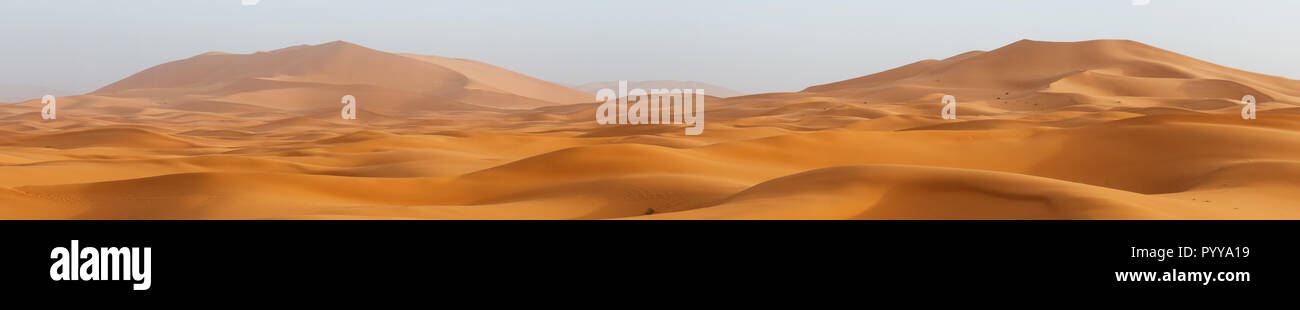 Panorama incroyable montrant paysage désert Erg Chebbi sanddunes au Western Sahara du Maroc, près de Erfoud, Rissani et Merzouga. Banque D'Images