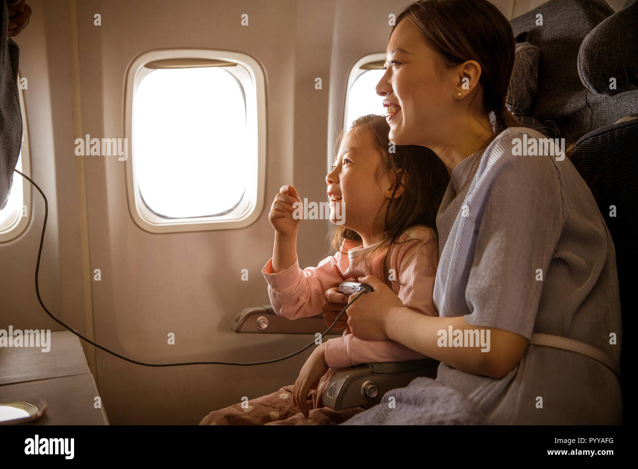 En toute sécurité avec une assurance voyage en famille en avion Banque D'Images