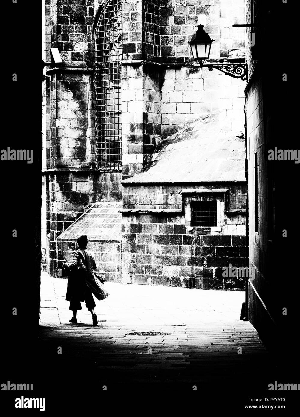 Femme dans une ruelle dans le quartier gothique, Barcelone Banque D'Images