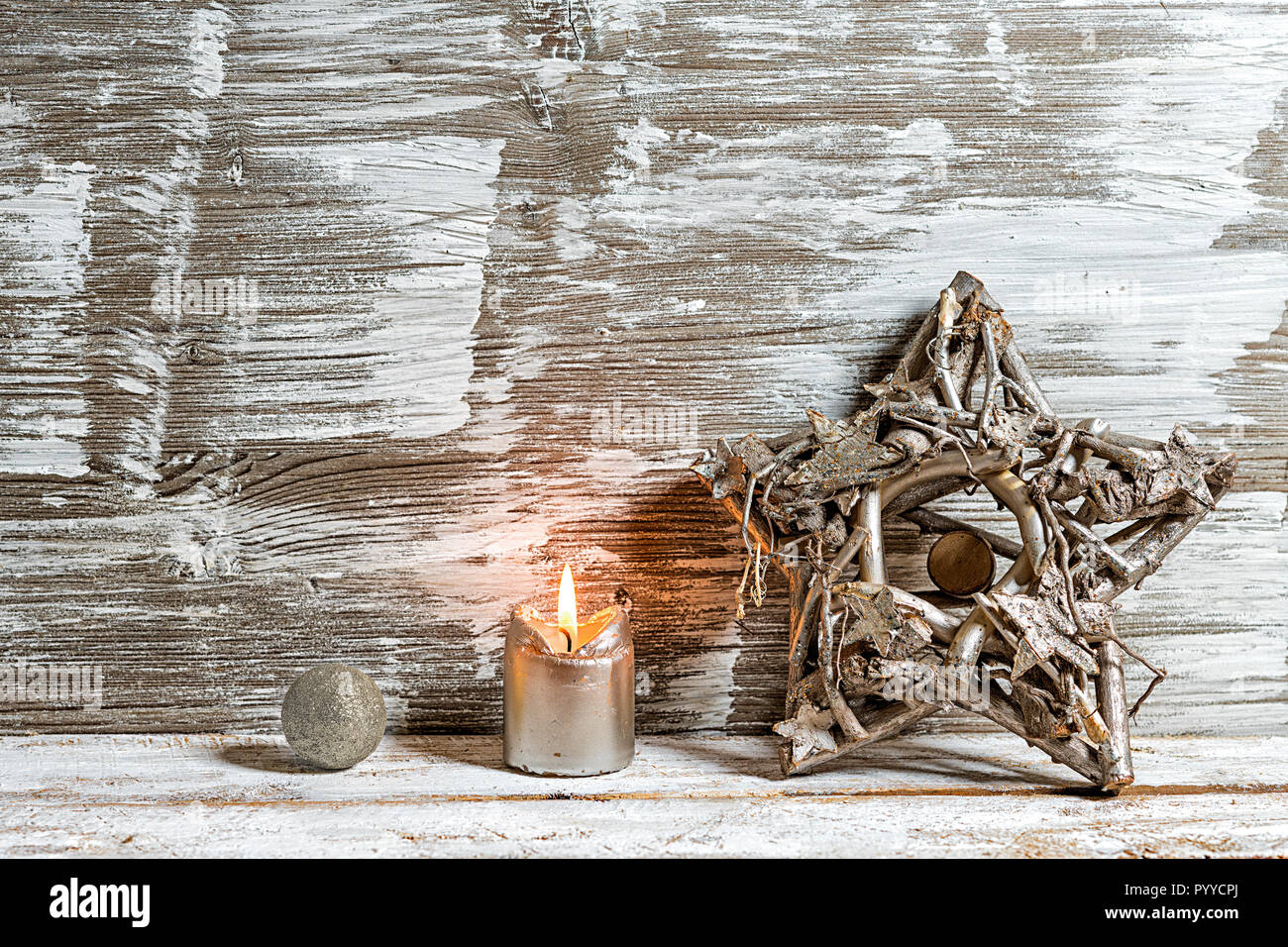 L'étoile de Noël sur la vieille table en bois vintage Banque D'Images