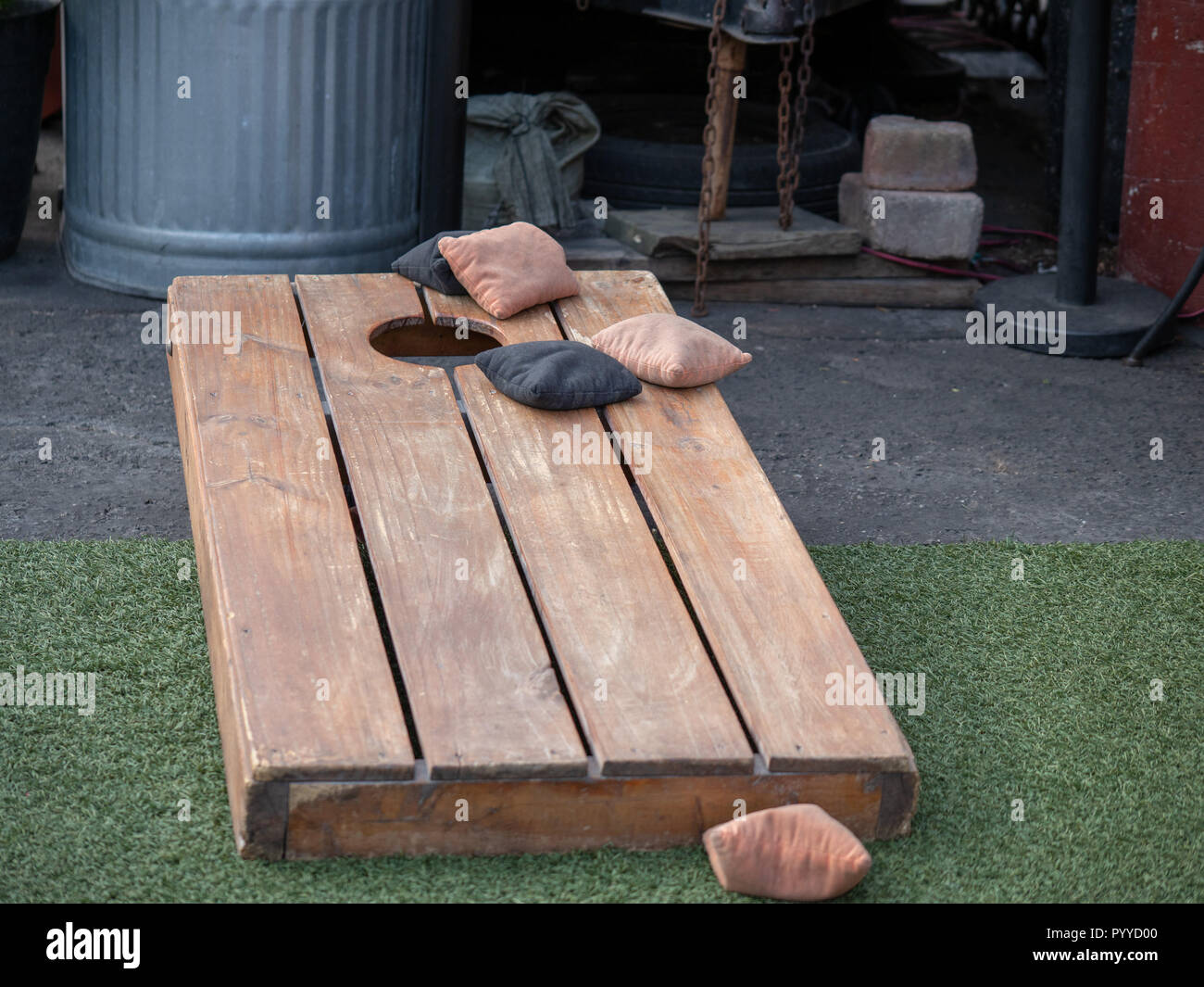 Ensembles de sacs en jeu concurrentiel d'une plate-forme de bois sur cornhole Banque D'Images