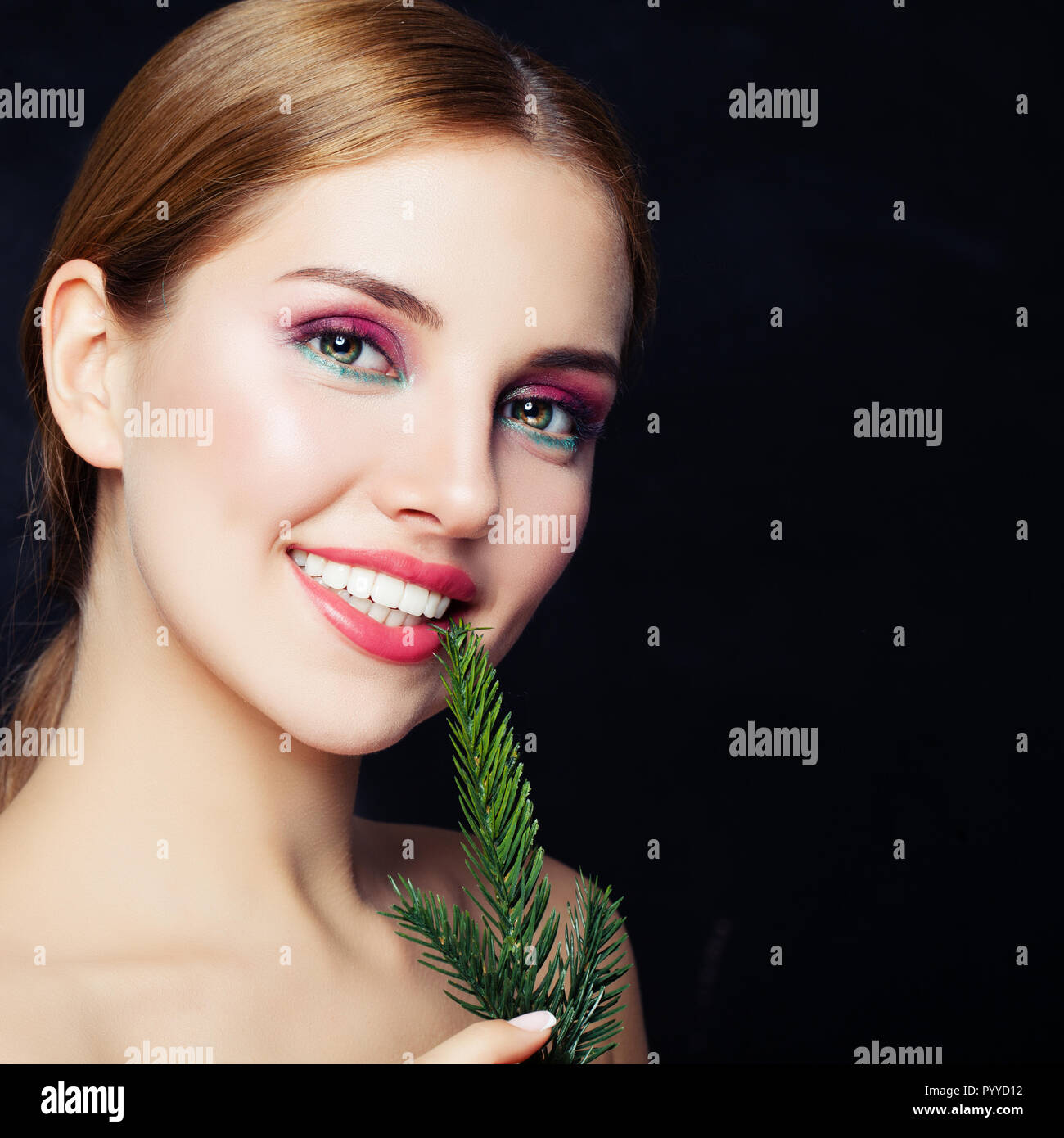 Jeune femme avec le maquillage de fête du Nouvel An, beauty portrait sur fond noir avec copie espace Banque D'Images
