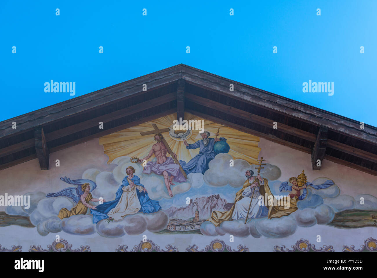 Haut pignon d'une maison bavaroise traditionnelle, peintures murales, Mittenwald, Upper Bavaria, Bavaria, Germany, Europe, Banque D'Images