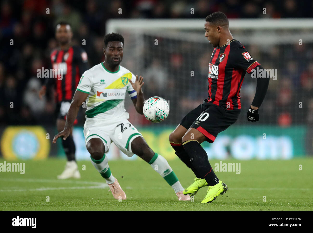 La ville de Norwich Alexander Tettey et Bournemouth's Jordon Ibe (à droite) bataille pour la balle durant le quatrième tour, la Coupe du buffle match à la vitalité Stadium, Bournemouth. Banque D'Images